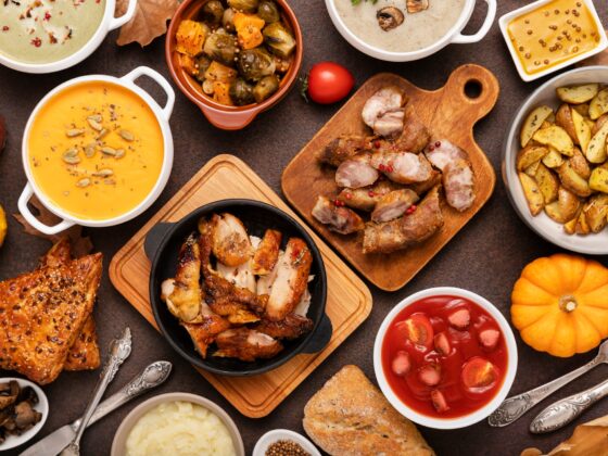 Detalle de una mesa repleta de platos y tapas, ambiente de comida para compartir